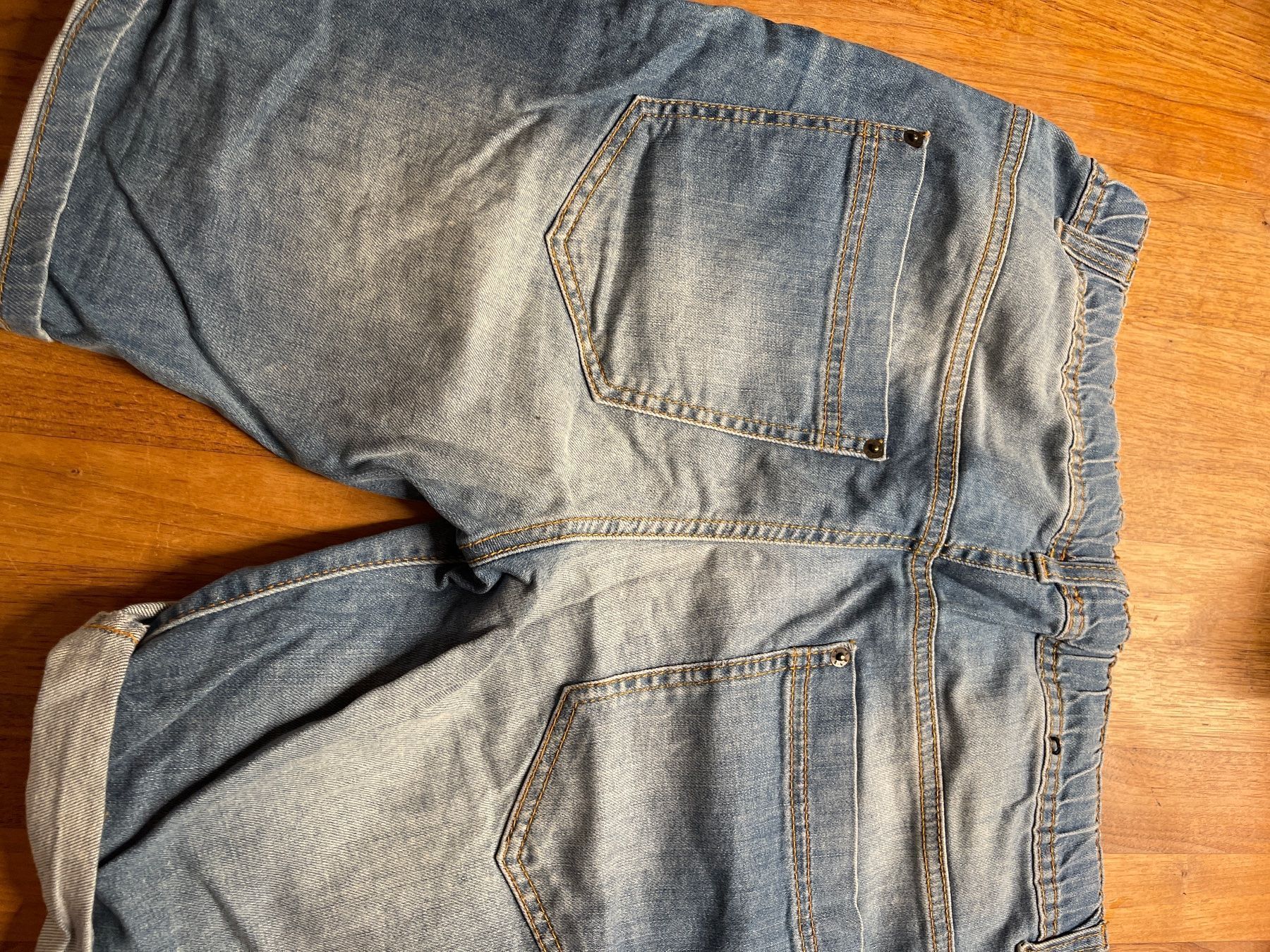 Sisley Pantaloni: Sisley Shorts – Usato da Schnottwil venduto da Garuso 2