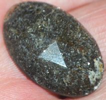 Cabochon L-661 -Facettierter schwarzer Sonnenstein–29,5x19,5