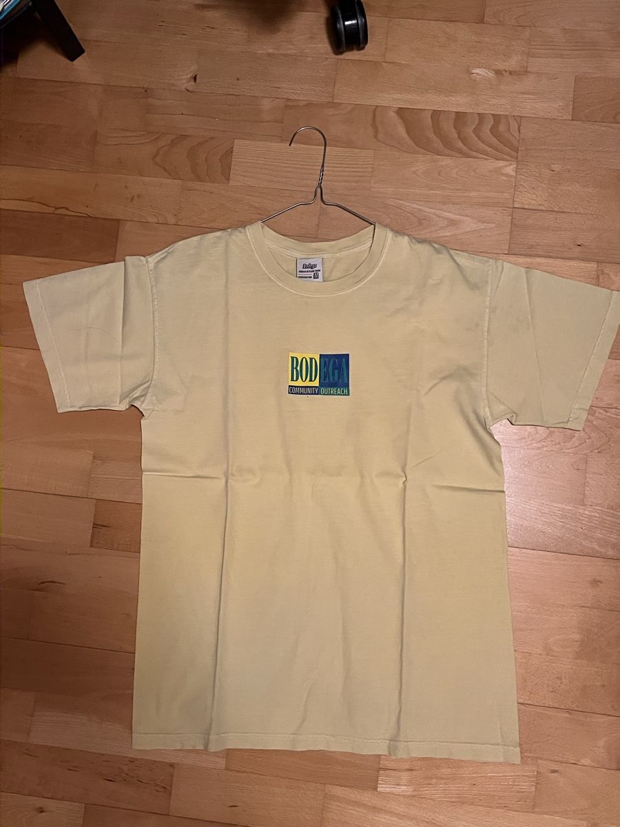 T-shirt: T-shirt Bodega vintage jaune – Usato da Villars-Ste-Croix venduto da Maaaat