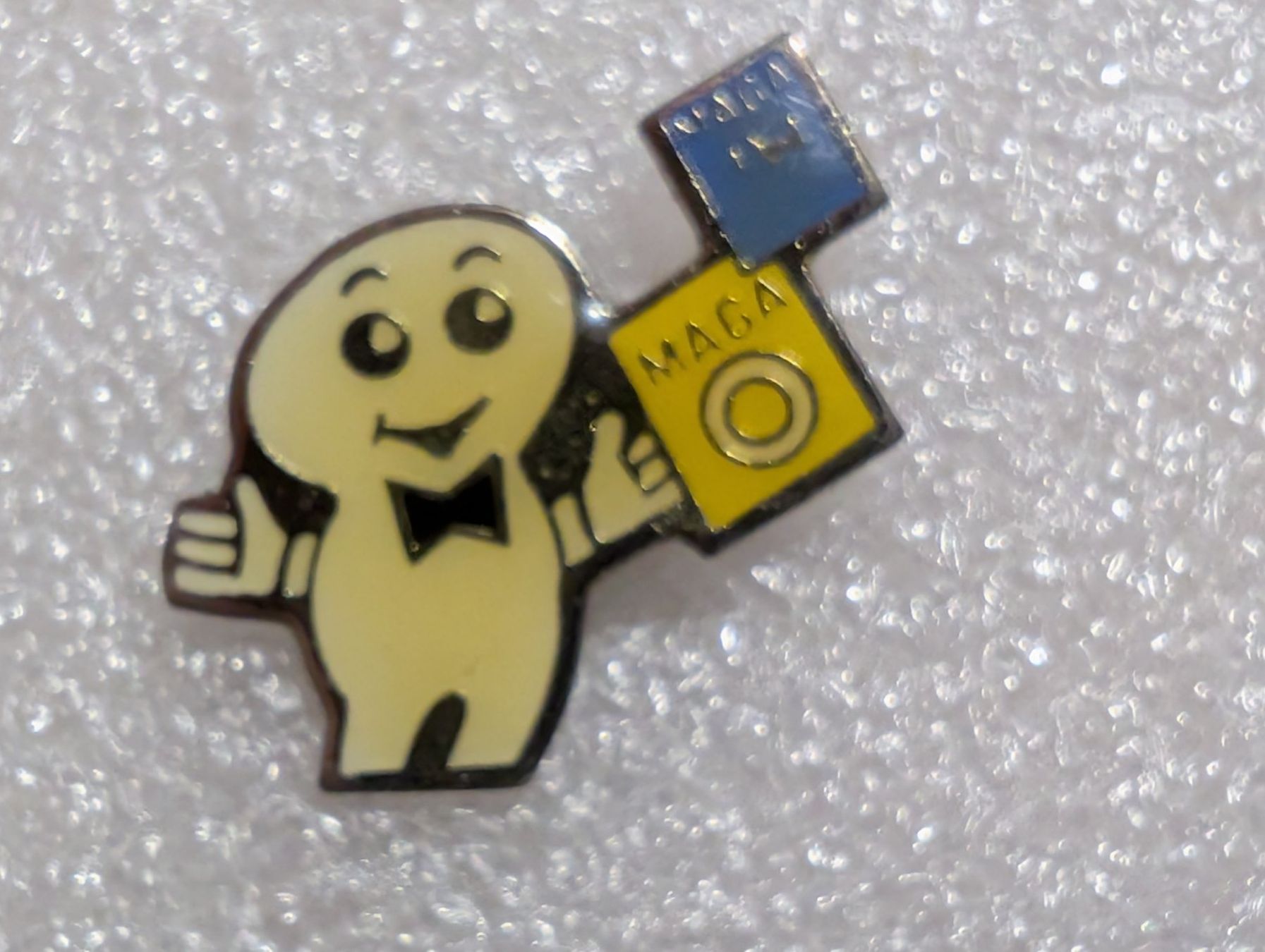 Plaketten & Abzeichen: Ansteckpin 252: Maga Bio – Gebraucht aus Oppligen von Pin-Fall-Shop