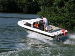 Schönes Motorboot Draco mit Tandem-Trailer zum gutem Preis