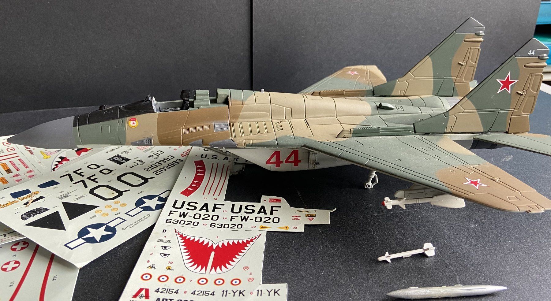 Kit di modellismo & Modellini statici: unvollständiger Modell-Flieger Mig 29 – Usato da Böckten venduto da Hansi36 1