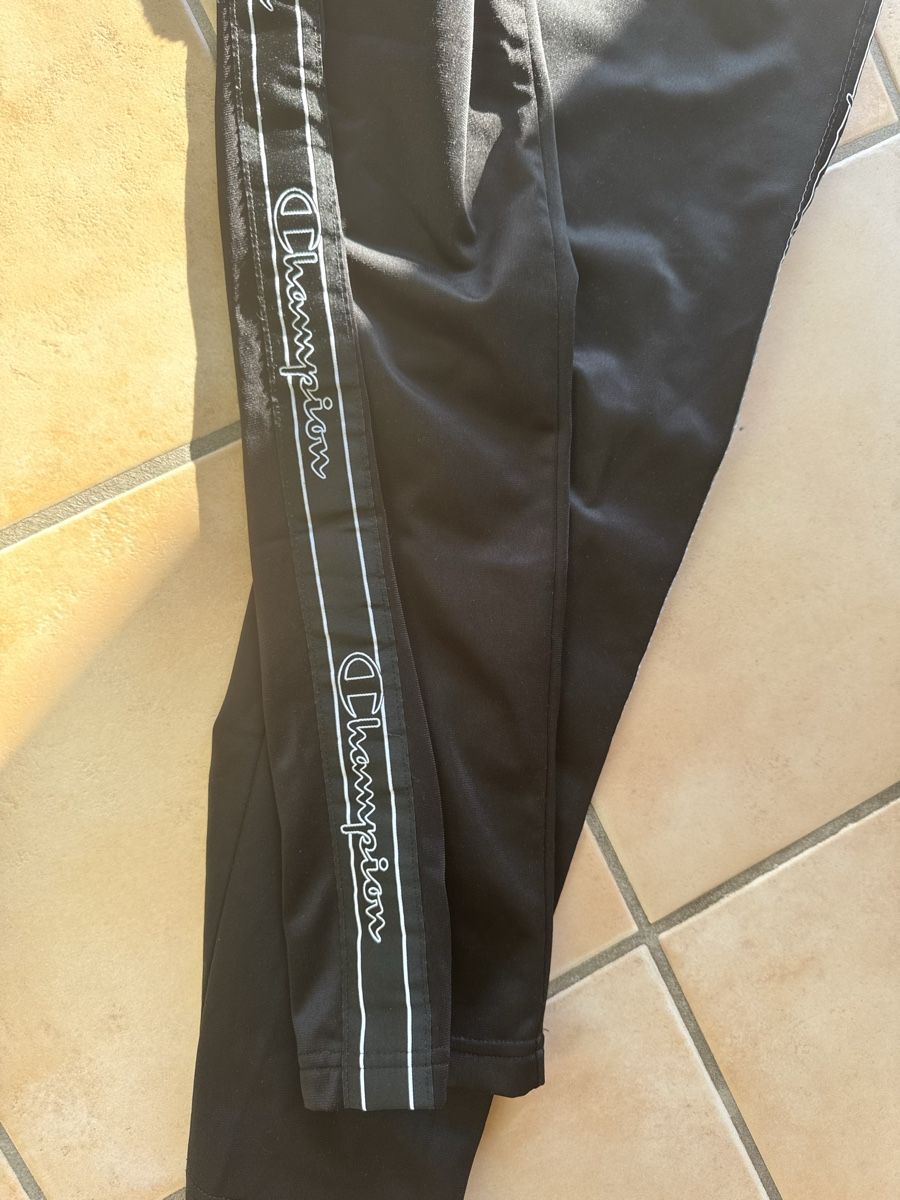 Champion Pantaloni: Jogging Champion noir – Usato da Lonay venduto da nei_79jc 1