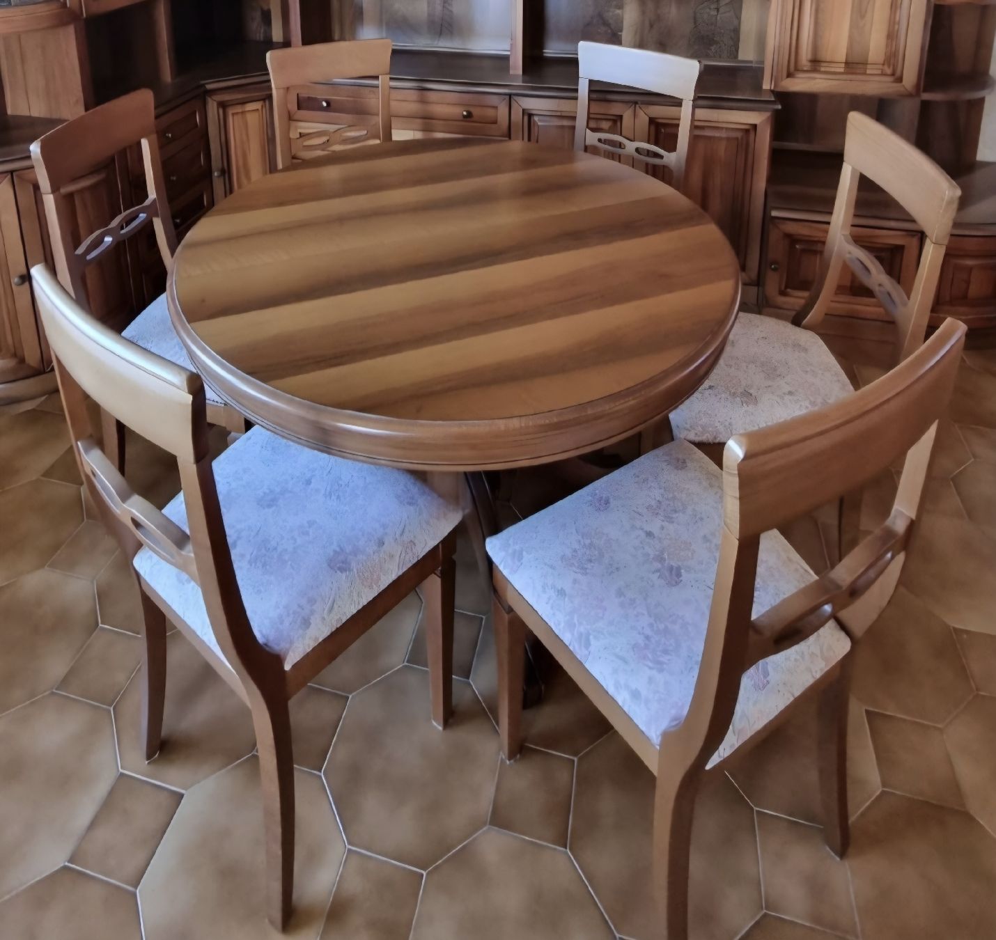 Tavoli: Holztisch mit 6 Stühlen mit Blumenmuster – Nuovo (secondo la descrizione) da Frauenfeld venduto da Bleeddragon