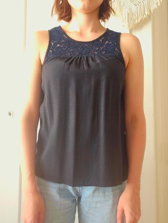 Schwarzes VERO MODA Top mit Spitzen-Einsatz Gr. XS