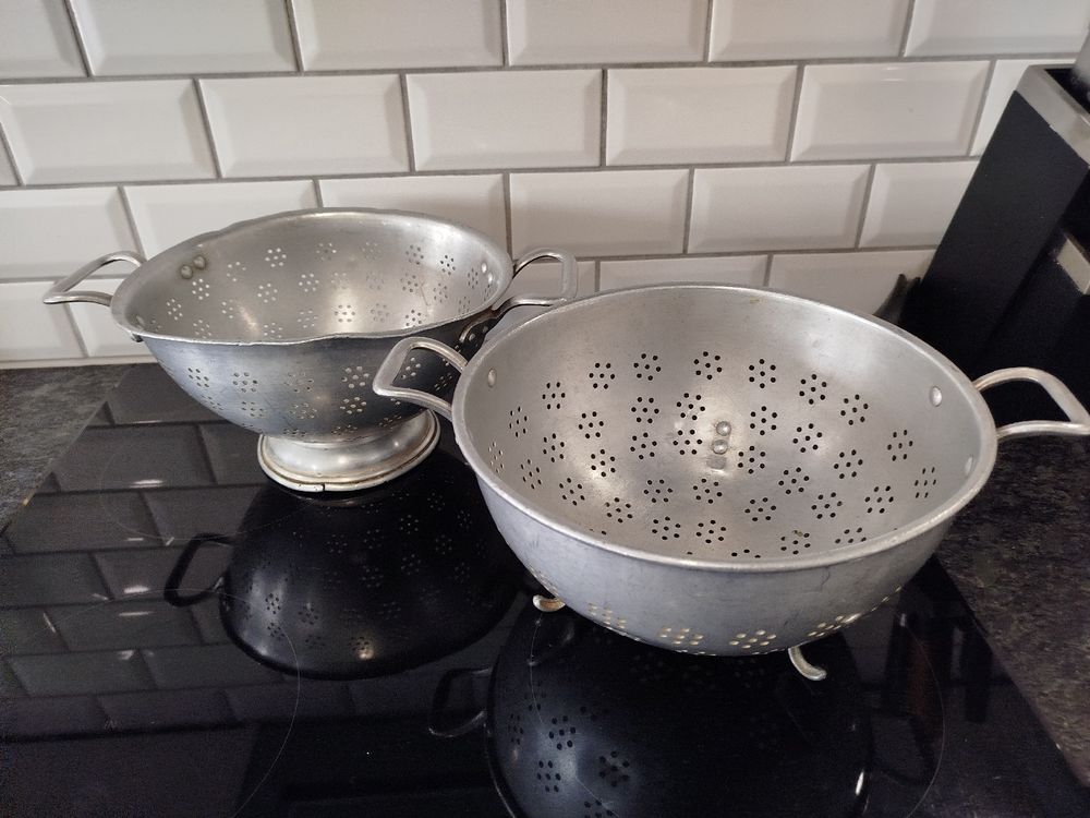 2 LÖCHERBECKEN SIEB alu alt antik (Gebraucht) in Genève für CHF 30