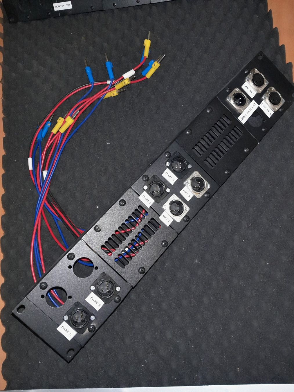 Supporti a parete: 19" Rack 2HE Professionelles Patchpanel für Studio/Live – Usato da Steffisburg venduto da FutureOne