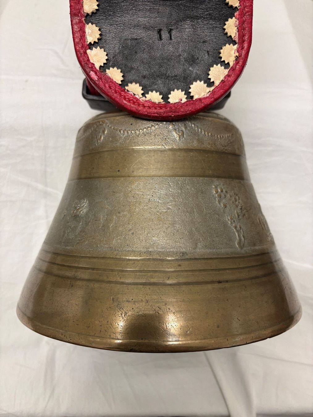 Cloches & sonnailles: Altertümliche Glocke ab 1.- – D'occasion à Breitenbach par miba52 2