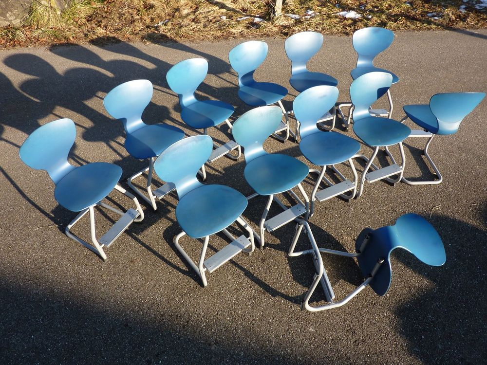 56 Stühle Schulstühle Atelierstühle Werkstatt mit Fussraste 1