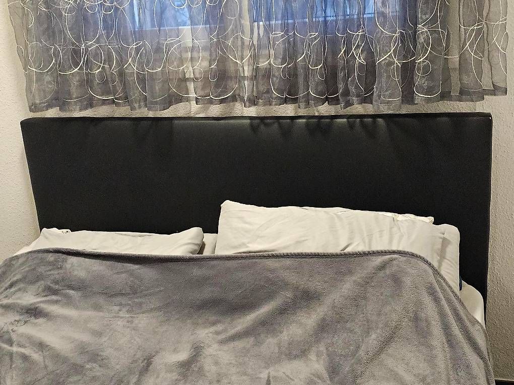 Letti: King Size Bedframe with Mattress, Minor Scuffs! – Usato da Zürich venduto da nik_5tqb 3