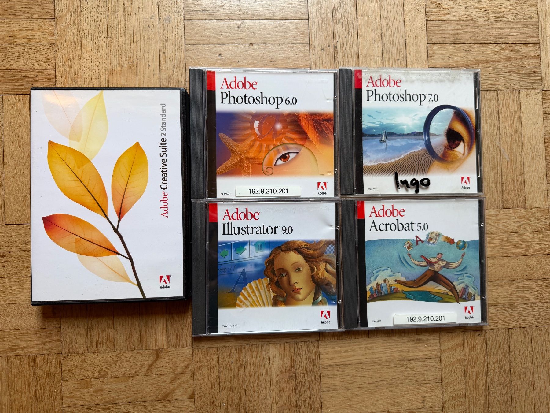 Adobe Software: Macintosh Photoshop 6, 7, Illustrator 9, Acrobat 5, CS 2 – Usato da Adliswil venduto da synchrot