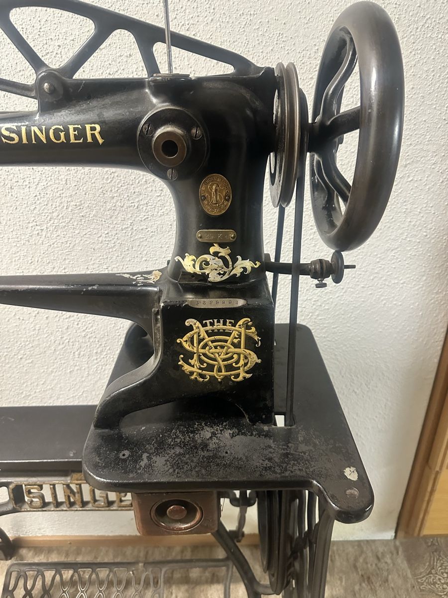 Singer Nähmaschinen: Antique Singer shoemaker sewing machine with treadle  – Gebraucht aus Elsau von MANWITHVAN 1
