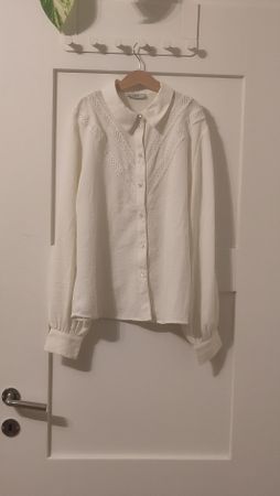 Weisse Bluse mit Spitzenverzierung