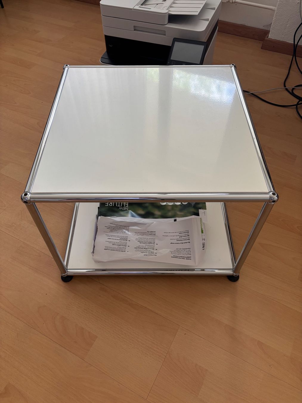 USM Tables: USM Tisch 50x50x39.5 cm Weiss – D'occasion à Zürich par Peter_Schmitt