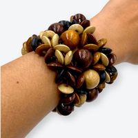Modeschmuck-Armband mit Holzkügelchen und Blumenmuster