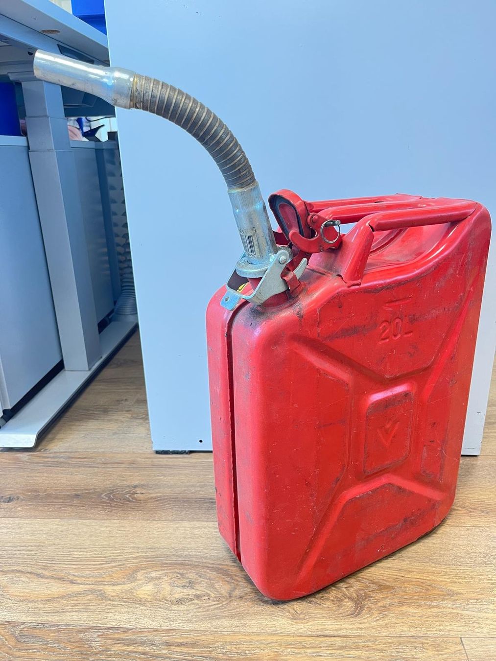 Taniche per benzina: Benzinkanister – Usato da Niederwil AG venduto da Maeder_AG 3