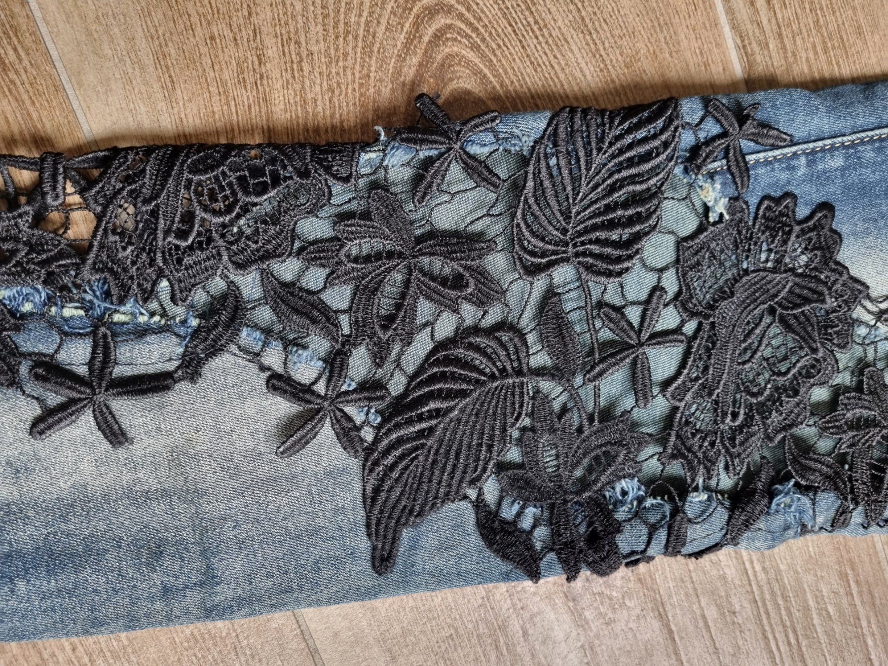 Jeans: Jeans mit schwarzen Spitze – Neu (gemäss Beschreibung) aus Uerkheim von Pod23 2