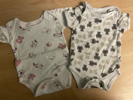 2 süsse Bodys Katzen-Muster, Gr.50/56 top Zustand