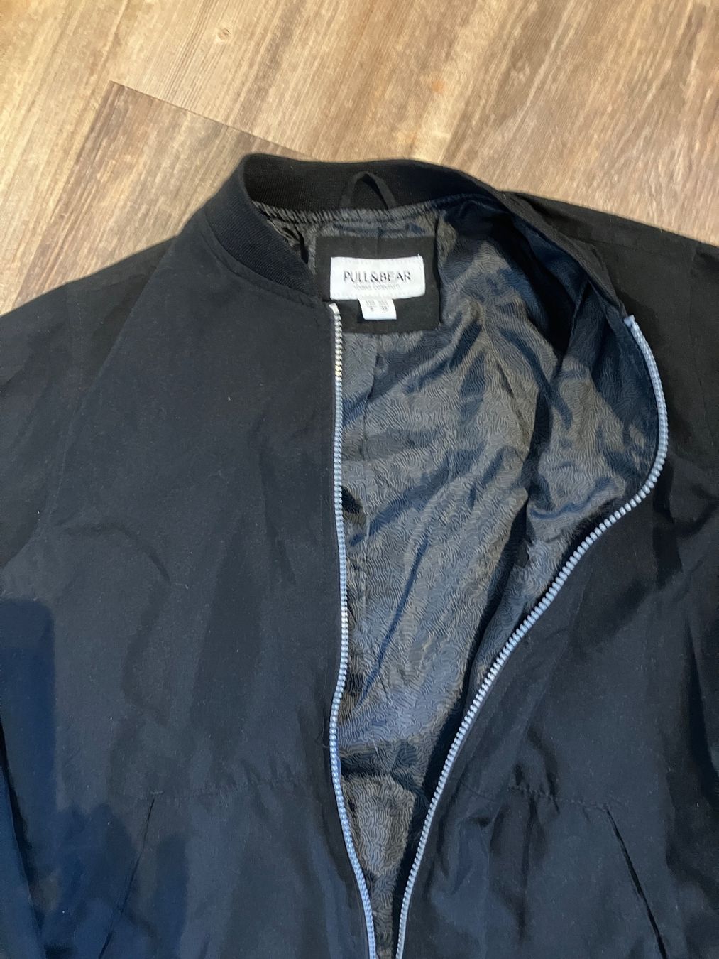 Pull&Bear Giacche: Schwarze Übergangsjacke von Pull&Bear, Top! – Usato da Ernetschwil venduto da Airboom 1