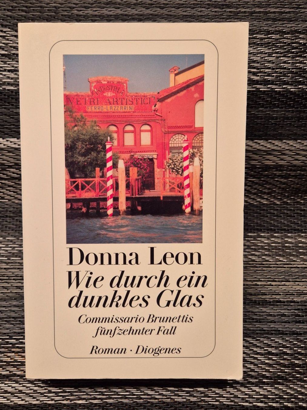 Bücher: Donna Leon: "Wie durch ein dunkles Glas" – Gebraucht aus Rüttenen von Mushorn