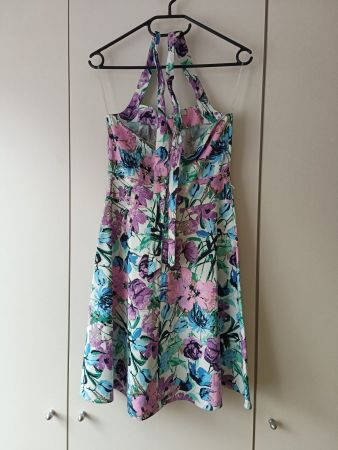 Sommerliches Neckholder-Kleid