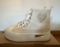 Neuwertig Beige Plüsch Teddy Sneaker im Converse Stil