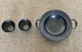 Teller und Becher aus Zinn