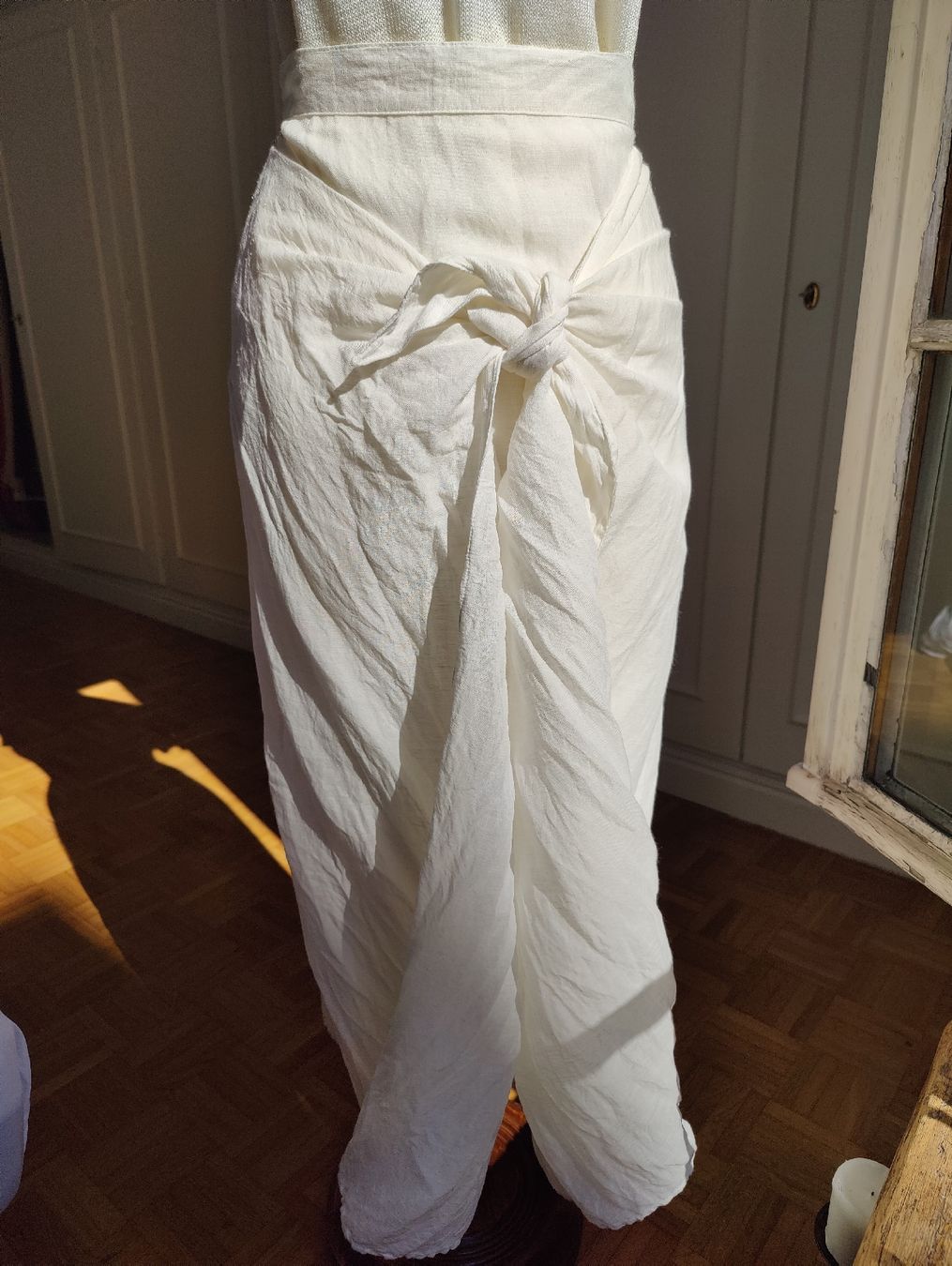 Gonne: White Linen Wrap Summer Maxi Skirt, Asymmetrical – Usato da La Tour-de-Peilz venduto da dAutrefois