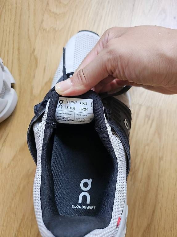 On Damenschuhe: On Cloudswift Damen - Creme/Schwarz  bequem & leicht – Gebraucht aus Buchs SG von corapre 4