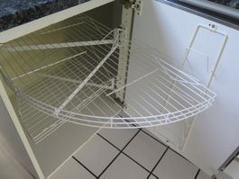 Eckschrank Auszug Metall 2 Ebenen & Deckelaufbewahrung