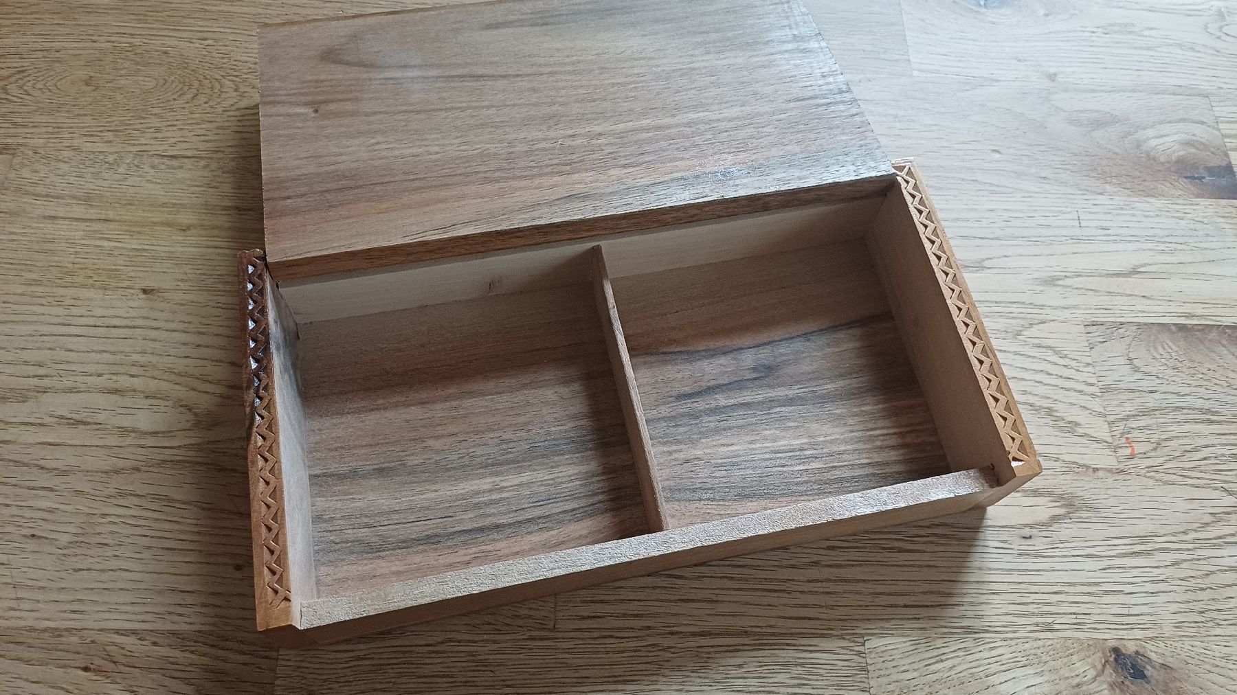 Articoli in legno: Schöne Schatulle Nussbaum  – Usato da Flawil venduto da Naphtali 2