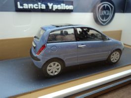 Lancia Ypsilon 1/43 in handgefertigter Präsentationsvitrine