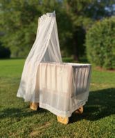 Liebevoll handgefertigter Stubenwagen aus Holz