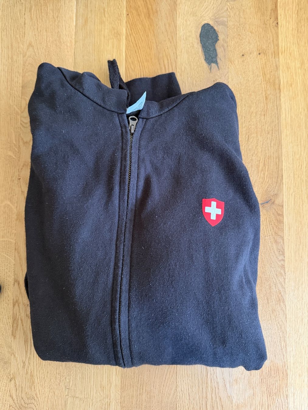 Maglioni & Felpe: Schwarze Kapuzenjacke mit Schweizerkreuz – Usato da Riehen venduto da Kpl_Oberloescher