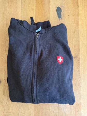 Schwarze Kapuzenjacke mit Schweizerkreuz