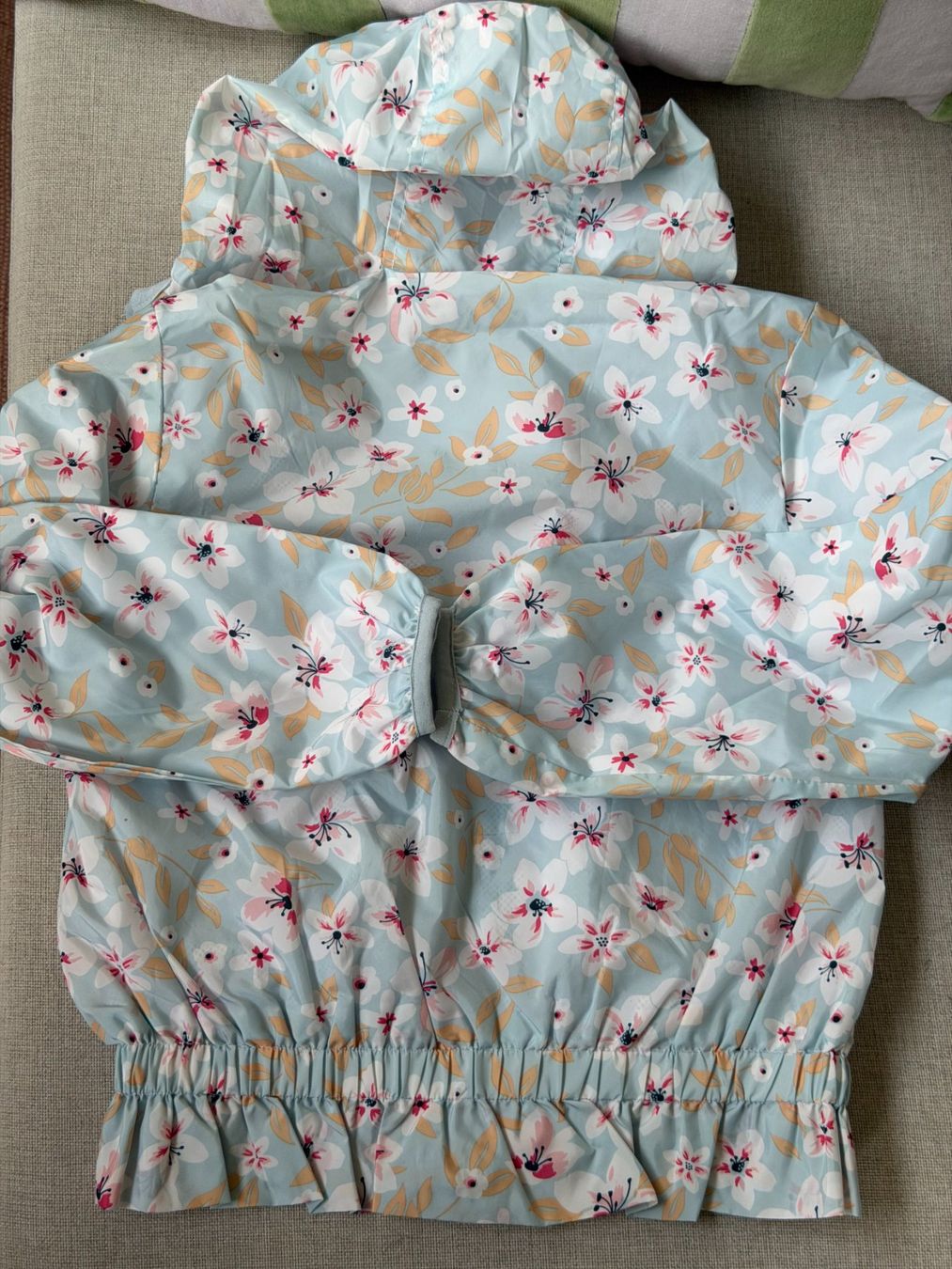 Giacche & Cappotti: Hellblaue Kinder-Windjacke mit Blumenmuster (Größe 122) – Usato da Frauenfeld venduto da geo_rpd9 7