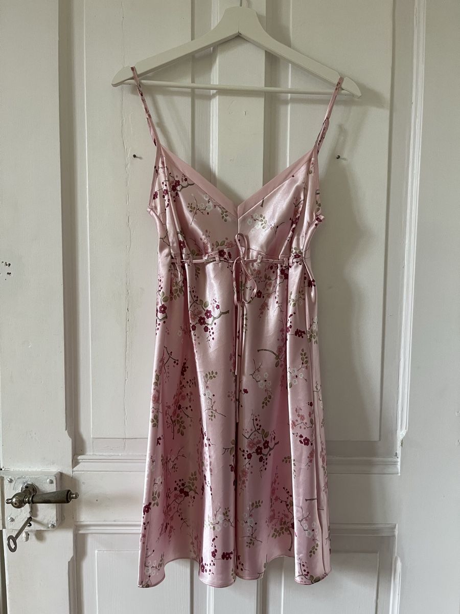 Kleider: Satinkleid IN LINEA Pink Blumenmuster  – Gebraucht aus Bern von valery_la_cherry