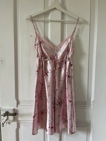 Satinkleid IN LINEA Pink Blumenmuster 