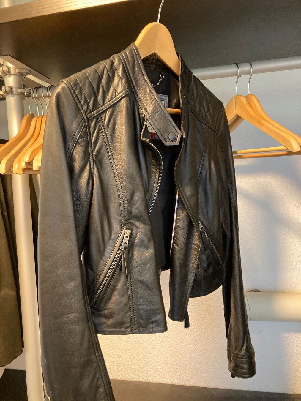 Tommy Hilfiger Giacche: Tommy Hilfiger Damenlederjacke – Usato da Schaffhausen venduto da Luxus99 1
