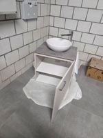 Badezimmermöbel mit Aufsatzwaschbecken und Armatur