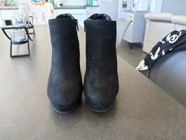 Bottines noires à talons en tissu