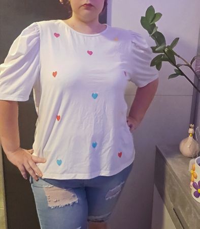 T-shirt blanc à cœurs, manches bouffantes, taille 4XL