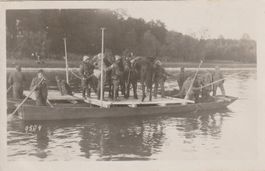Pontoniere auf Fluss mit Pferden