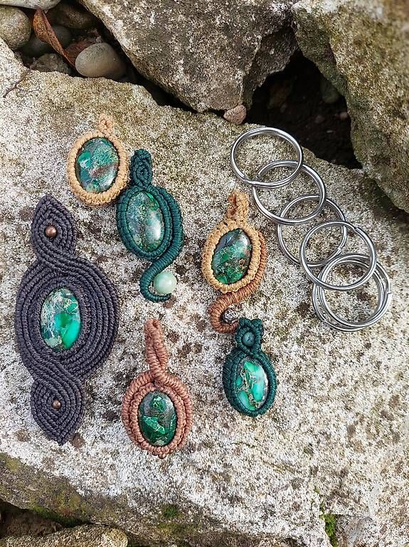 Ciondoli: Makramee Schmuck Anhänger (Set) 1 – Usato da Muttenz venduto da Isi844