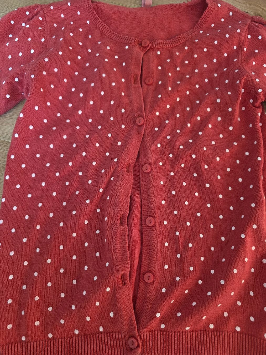 Maglioni & Felpe: Rote Strickjacke mit Pünktchen, Grösse 122/128 Top – Usato da Toffen venduto da ver_x68f 1