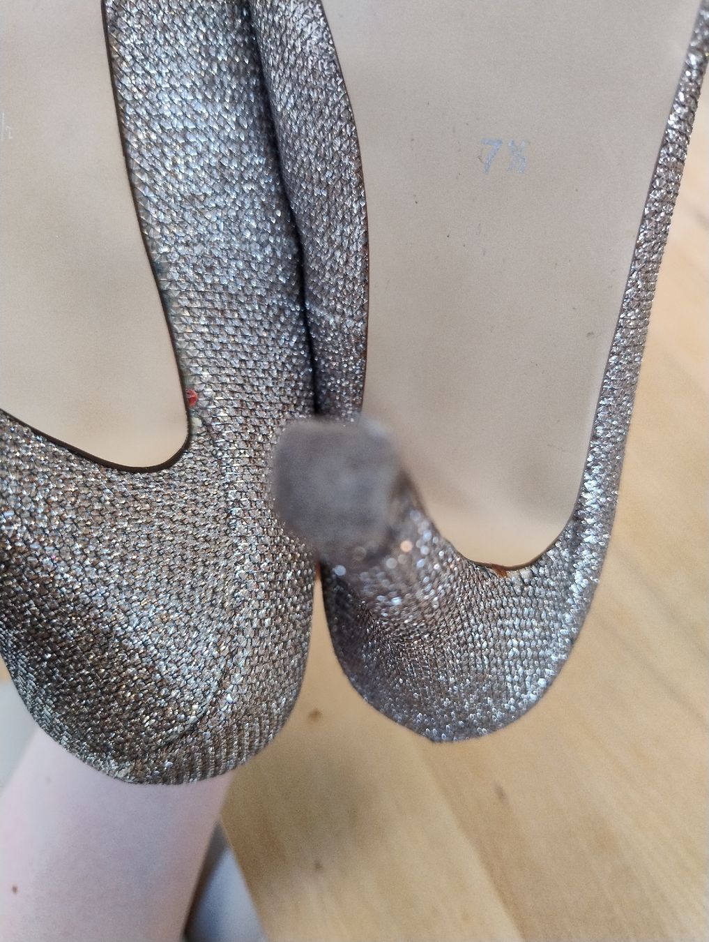Damenschuhe: Goldene Glitzer Pumps mit Plateau, Grösse 38 – Gebraucht aus Kirchberg BE von lauraflu 2