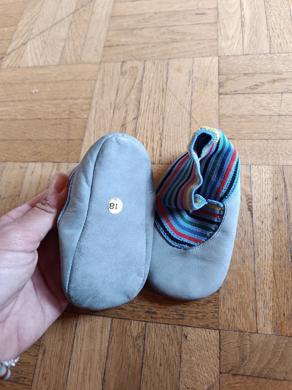 Scarpe per ragazzi: Lederschläppchen Turnschläppchen grau Gr 18 neuwertig  – Usato da Malans GR venduto da maassl 1