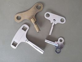 4 clés de remontage pour horloges anciennes