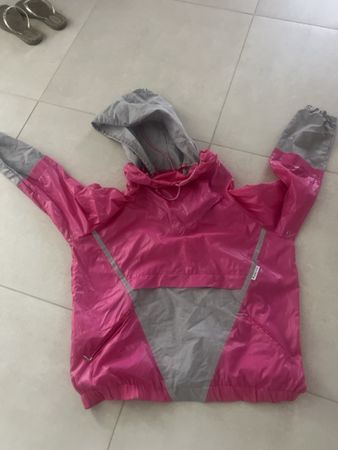 Pinke Wind- und Regenjacke mit Kapuze
