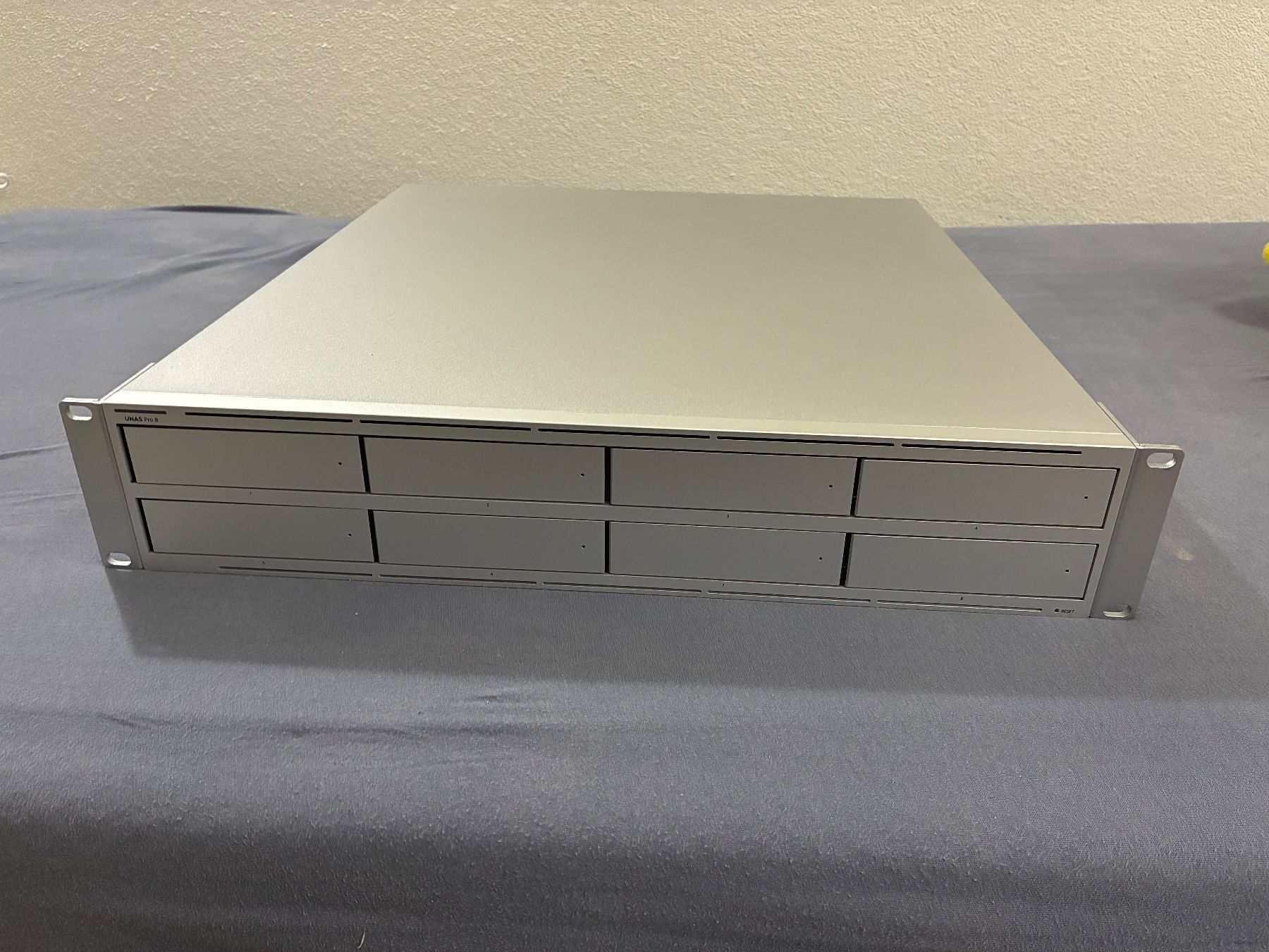 Ubiquiti Server: Ubiquiti Unas Pro 8, inkl. 2x SSD Tray – Nuovo (secondo la descrizione) da Ostermundigen venduto da Pady79 1
